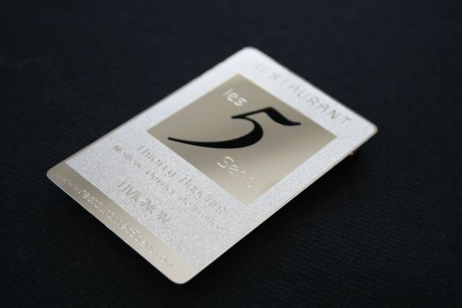 Carte Design en acier effet miroir personnalisée